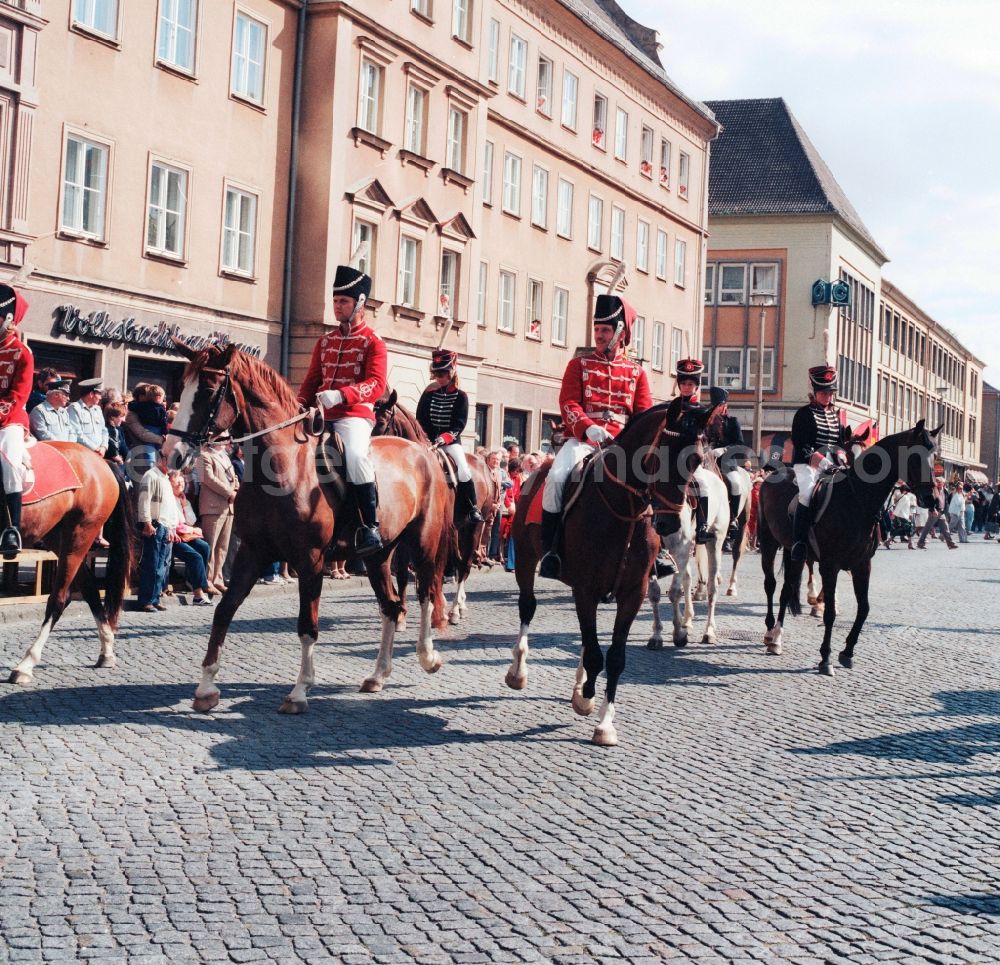 Neubrandenburg: 7. Neubrandenburger military music days in Neubrandenburg in today's state of Mecklenburg-Vorpommern. Here at the mounted parade in period uniforms