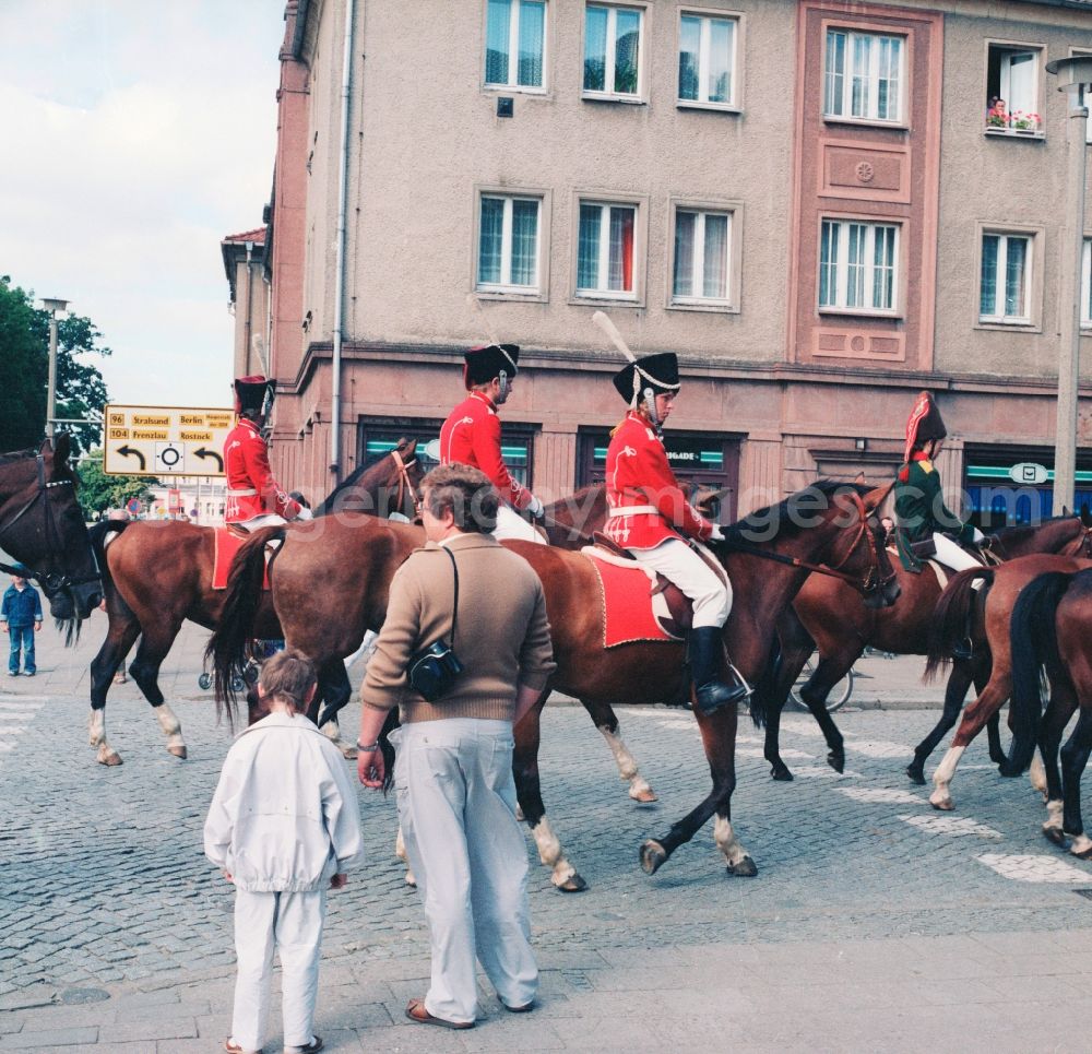 GDR image archive: Neubrandenburg - 7. Neubrandenburger military music days in Neubrandenburg in today's state of Mecklenburg-Vorpommern. Here at the mounted parade in period uniforms
