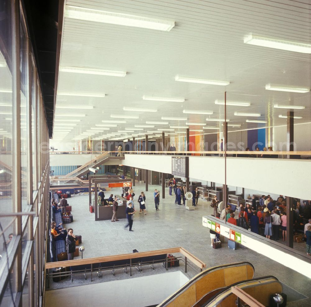 GDR picture archive: Schönefeld - Innenansicht der neuen Empfangshalle des Flughafen Schönefeld bei Berlin.