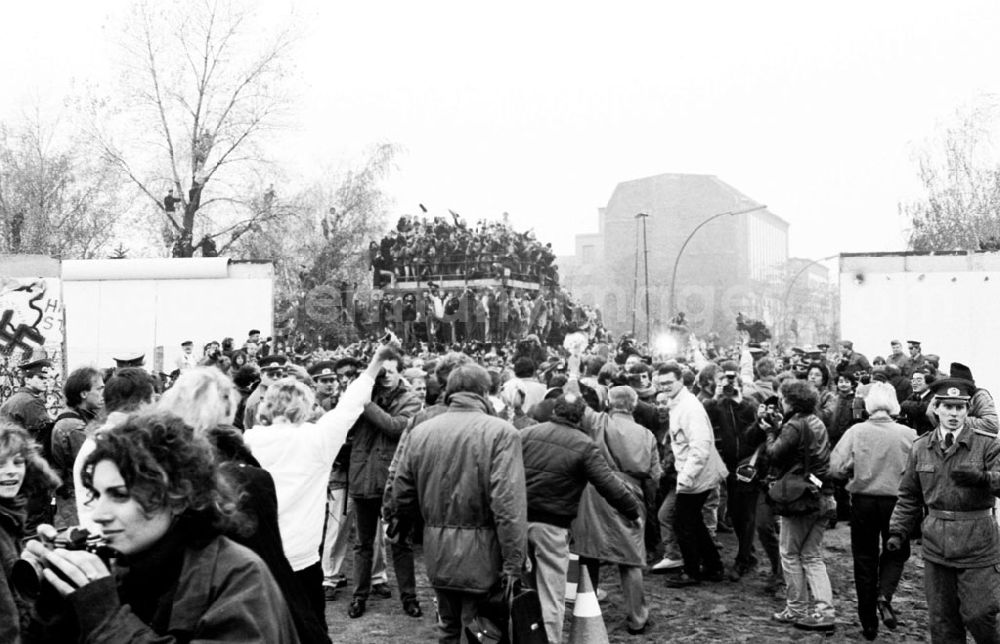 GDR photo archive: Berlin - Neue Grenzübergangsstellen-Puschkinallee, Oderbergstr., Potsdamerplatz, sowie Oderbaumbrücke (von Berlin West aus) 12.11.89