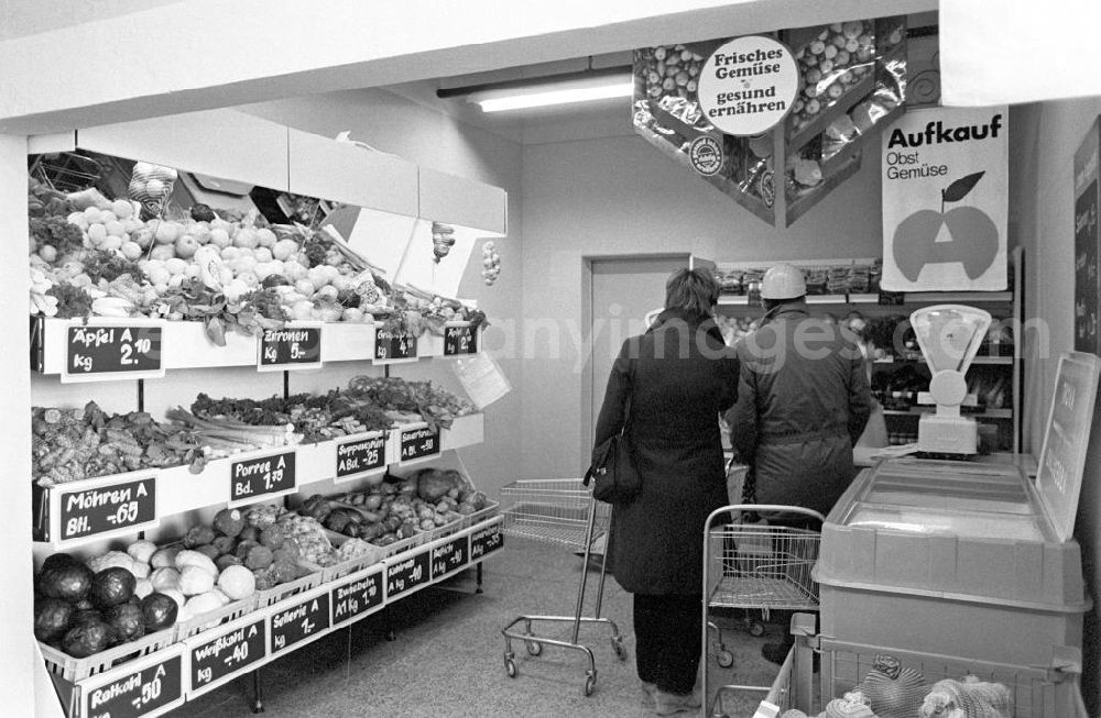 GDR image archive: Berlin - Anwohner in der neuen Kaufhalle in Berlin-Hellersdorf in der Obstabteilung / Gemüseabteilung.