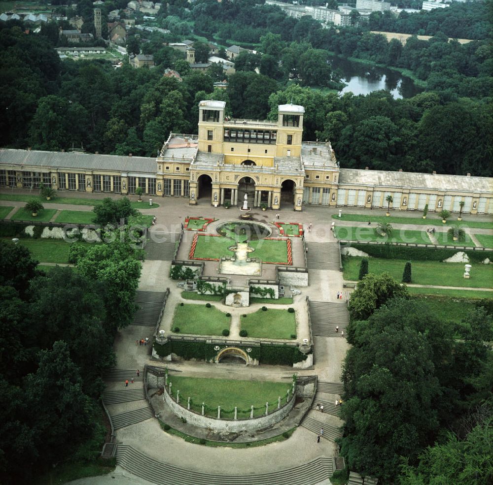 Potsdam: Blick auf die Neue Orangerie / Orangerieschloß mit der Orangerieterasse am Nordrand des Park Sanssouci in Potsdam. Im Hintergrund der Bornstedter See und Gebäude des ehemaligen Krongut Bornstedt (ab 1999 restauriert und saniert).