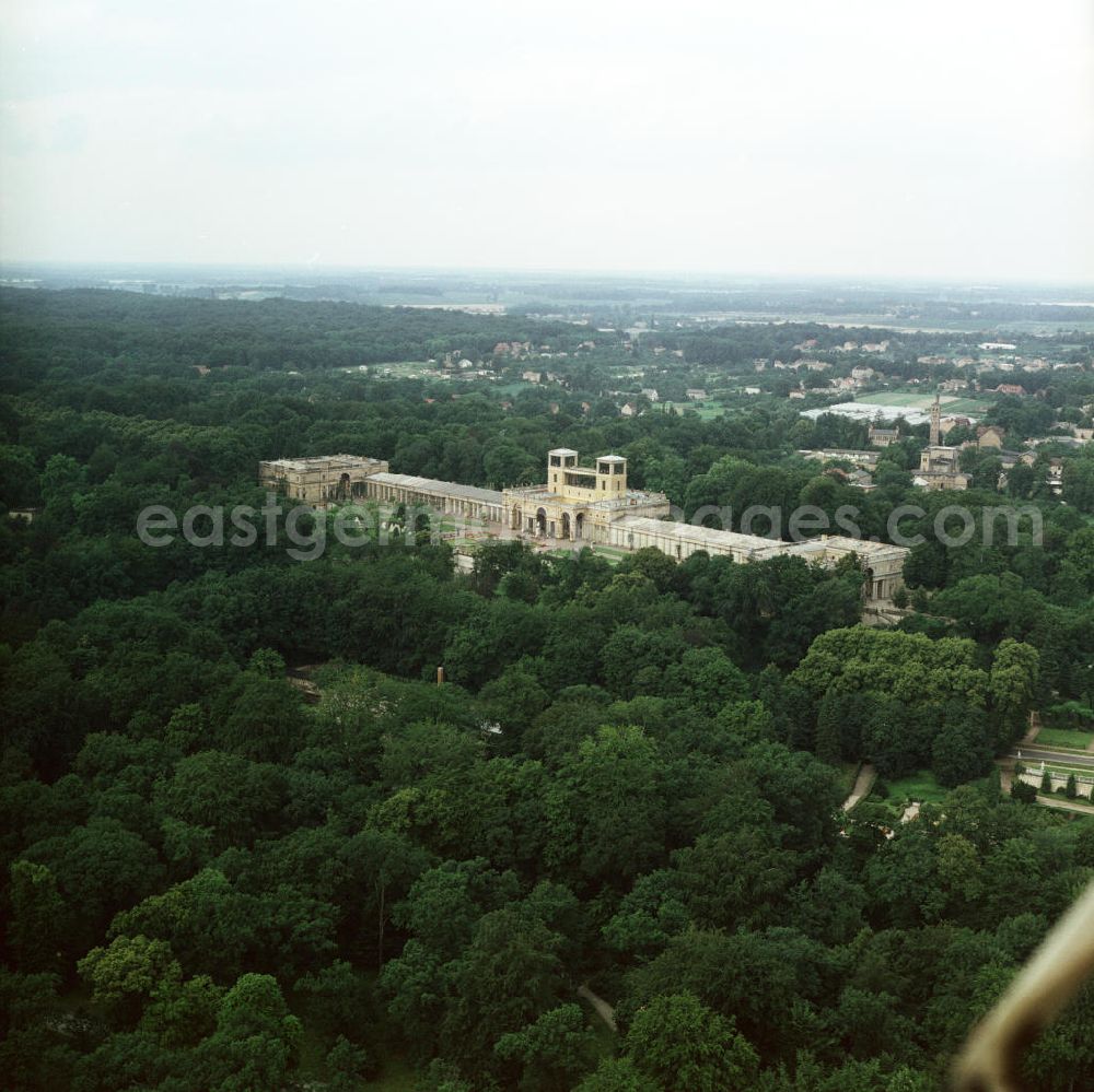 Potsdam: Blick auf die Neue Orangerie / Orangerieschloß am Nordrand des Park Sanssouci in Potsdam. Im Hintergrund rechts Gebäude des ehemaligen Krongut Bornstedt (ab 1999 restauriert und saniert).