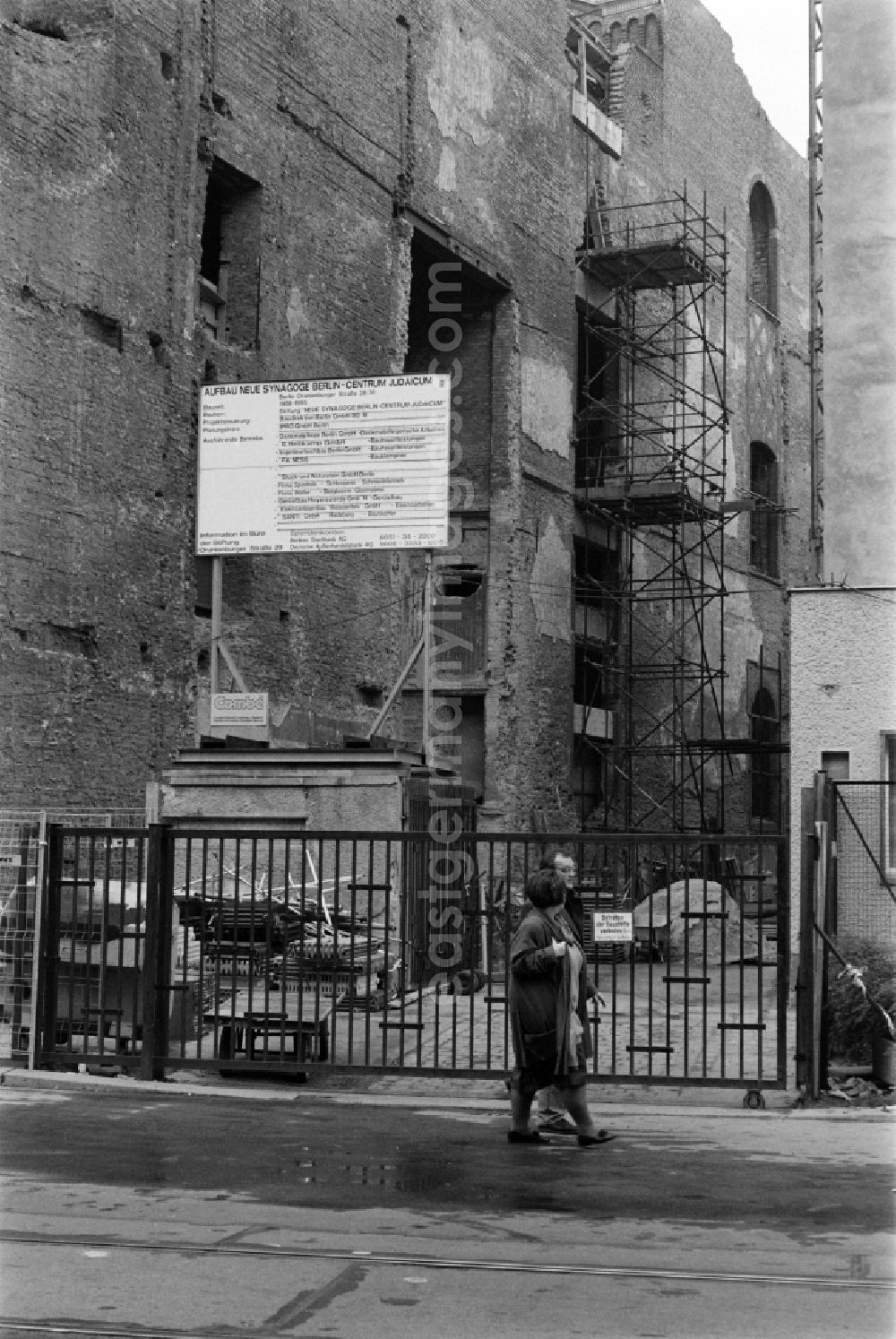 GDR picture archive: Berlin - New synagogue - Centrum Judaicum during reconstruction works in Oranienburger Strasse in Berlin - Mitte, the former capital of the GDR, German Democratic Republic