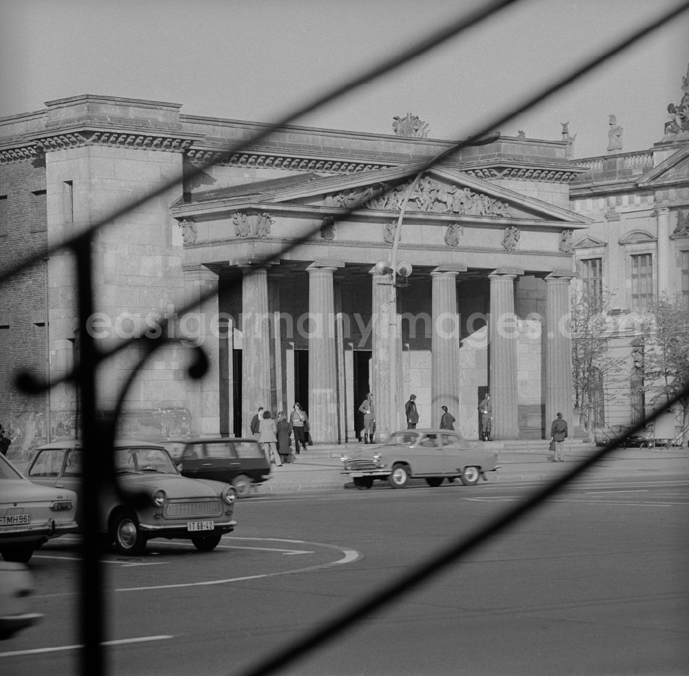 GDR image archive: Berlin - Mitte - The New Guard is the central memorial to the victims of war and tyranny. It is located in the Berlin district of Mitte on Unter den Linden. The result was the building as the main and royal guard for the opposite Palais Royal. After the almost complete destruction during the Second World War, the building was inaugurated in 1960 after new three-year reconstruction work as a memorial to the victims of fascism and militarism. Until the German reunification in 1990, the day two soldiers of the Guards Regiment NVA stood as honor guard at the Neue Wache. Every Wednesday and Saturday at 14:3