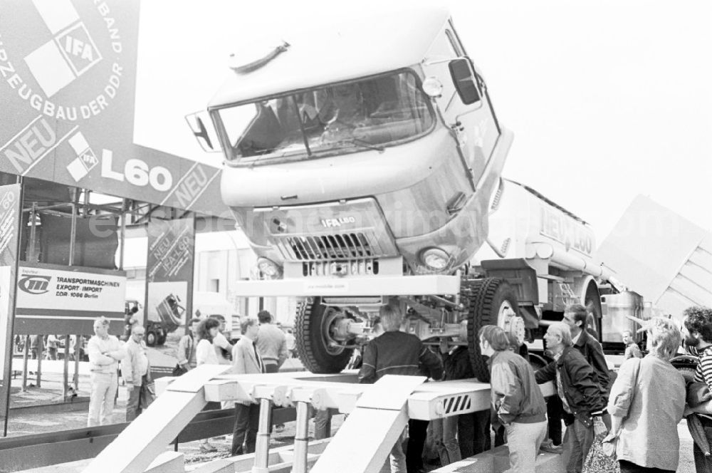 GDR image archive: Leipzig - 1986 Leipziger Herbstmesse. Vorstellung des neuen LKW-L6