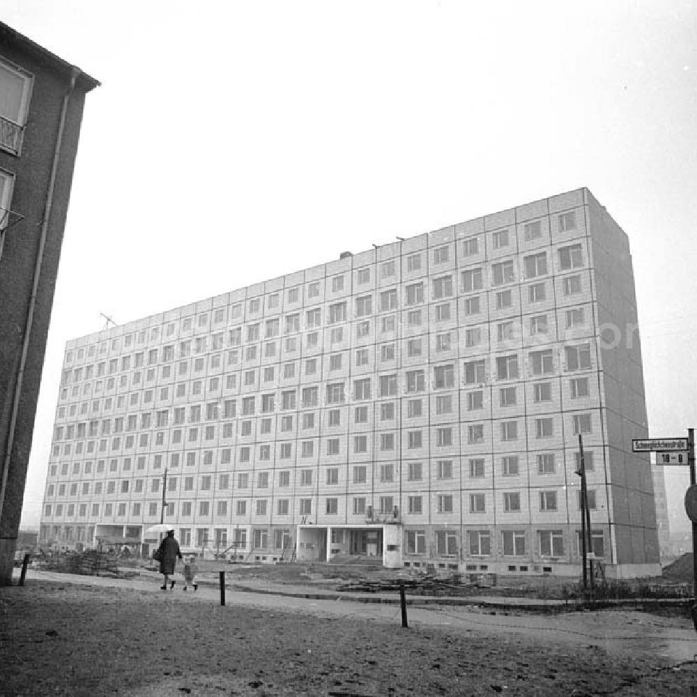 GDR photo archive: Berlin - Neuer P2 Wohnblock Berlin Storkower Str. 12