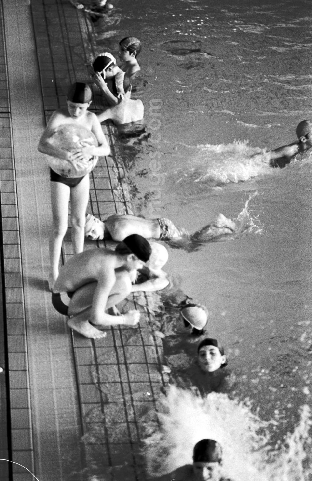 GDR photo archive: Berlin-Marzahn - Neueröffnete Schwimmhalle in Marzahn 15.1