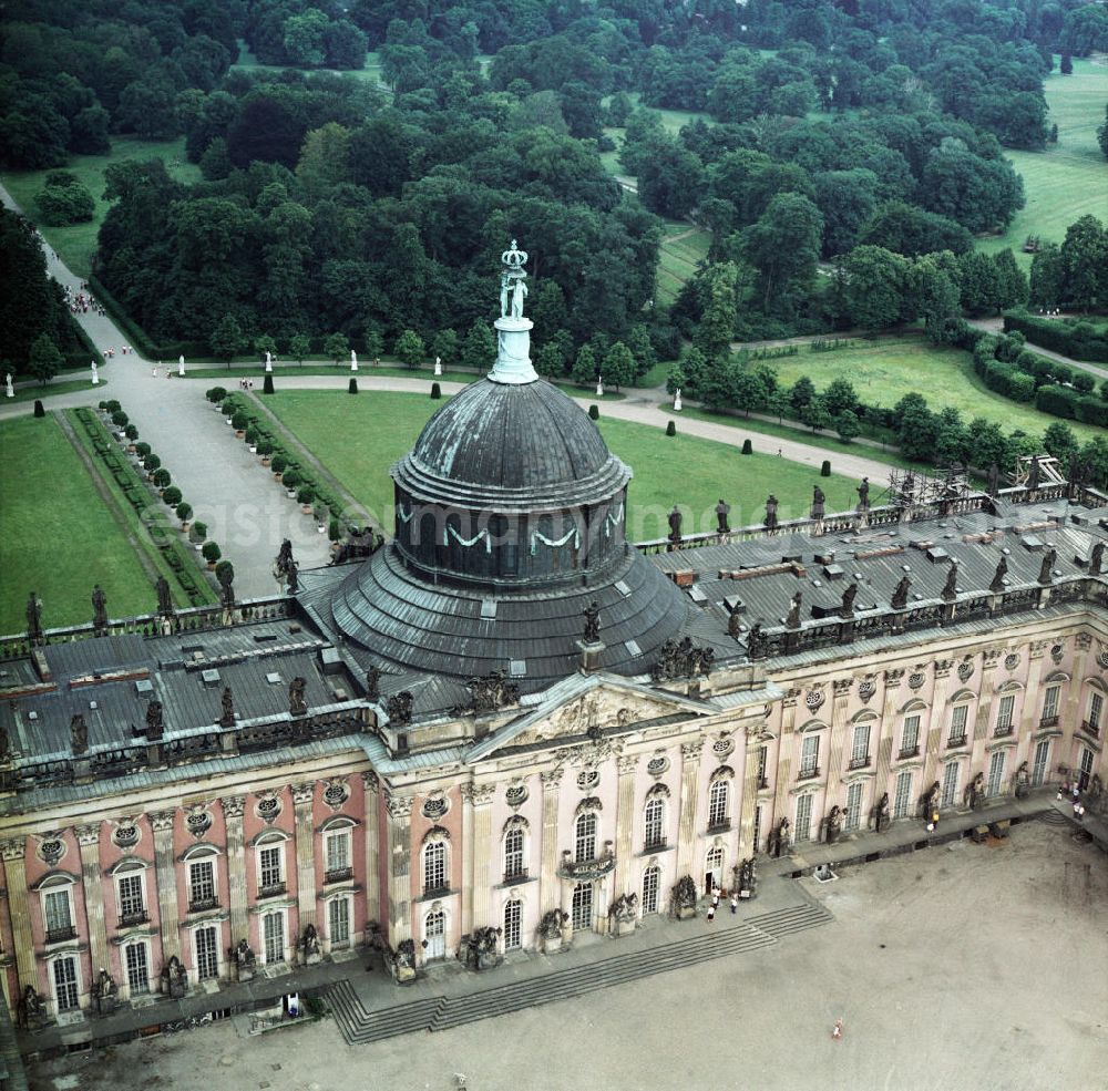 GDR image archive: Potsdam - Vorderansicht des Neuen Palais in Potsdam. Gelegen an der Westseite des Park Sanssouci. Heute Teil der Universität Potsdam.