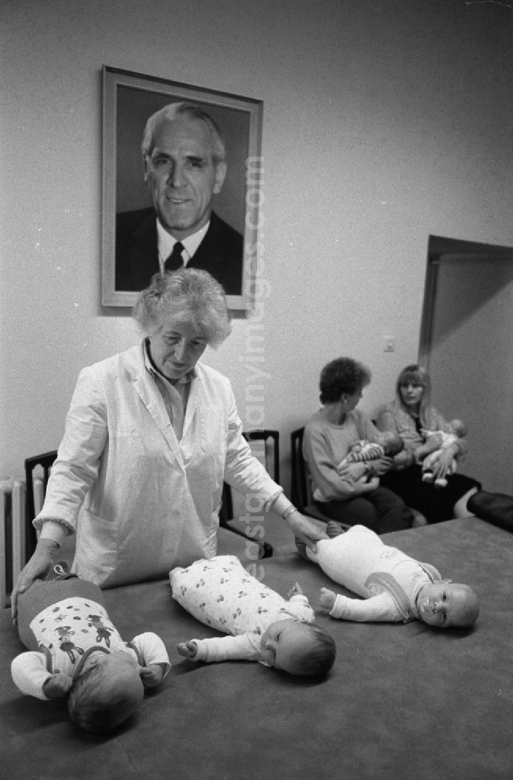 GDR photo archive: Magdeburg - Newborn toddlers in baby age greeting the youngest citizens in the town hall of the city in the district Altstadt in Magdeburg in the state of Saxony-Anhalt in the area of the former GDR, German Democratic Republic