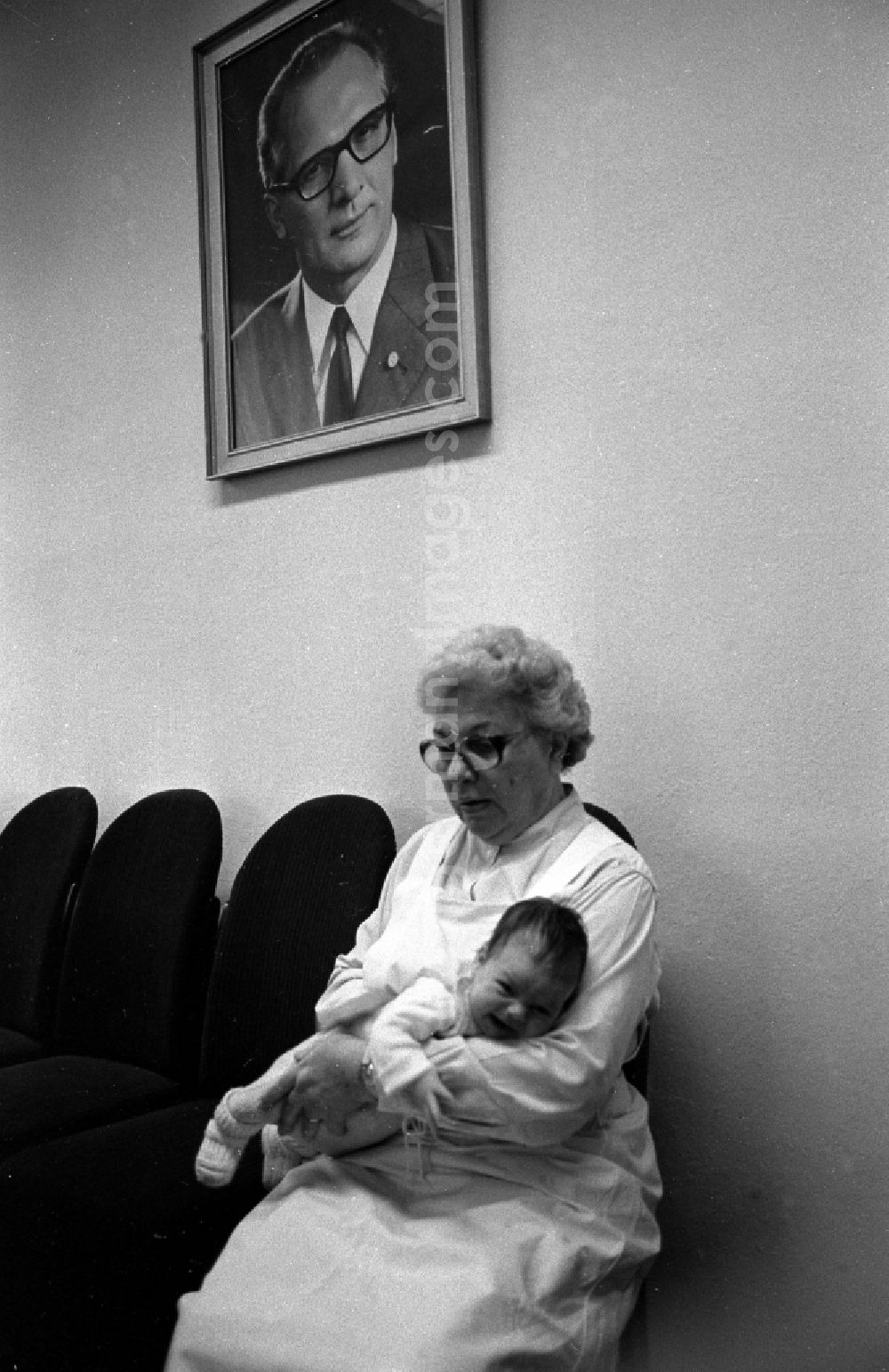 GDR image archive: Magdeburg - Newborn toddlers in baby age greeting the youngest citizens in the town hall of the city in the district Altstadt in Magdeburg in the state of Saxony-Anhalt in the area of the former GDR, German Democratic Republic