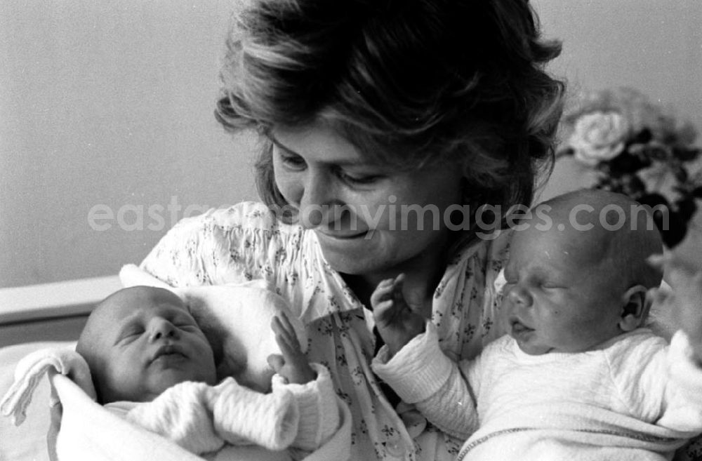 GDR image archive: Berlin - Mutter mit ihren Neugeborenen Zwillingen.