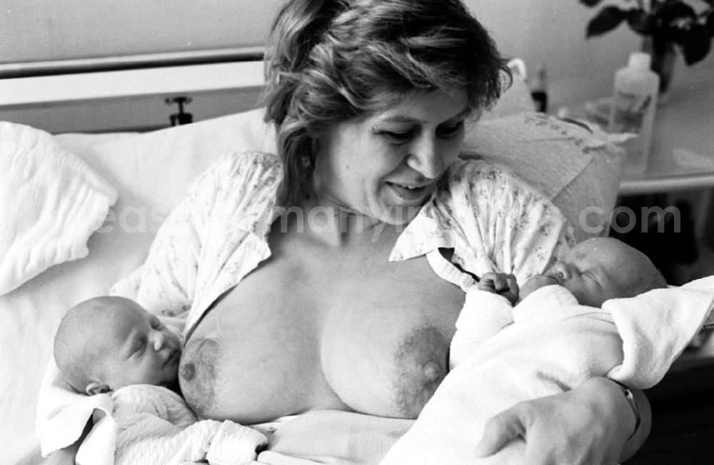 GDR photo archive: Berlin - Mutter mit ihren Neugeborenen Zwillingen.