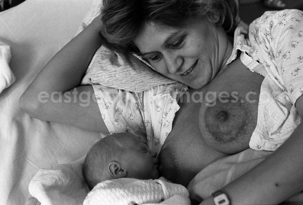 Berlin: Mutter mit ihrem Neugeborenen. Die Mutter brachte Zwillinge zur Welt.