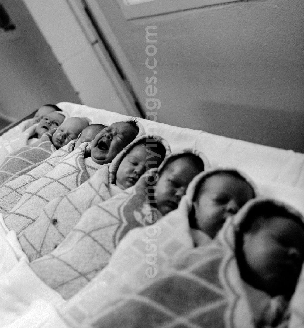 GDR photo archive: Bad Saarow - Babies on a neonatal unit at a hospital in Bad Saarow in Brandenburg on the territory of the former GDR, German Democratic Republic