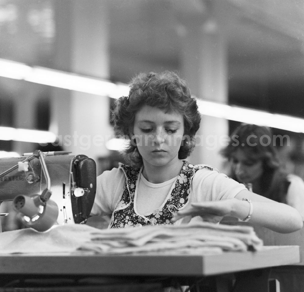 GDR photo archive: Weißenfels - Seamstress at VEB Kombinat Shoe White Rock in today's State of Saxony-Anhalt. Here at an industrial sewing machine company VEB combine TEXTIMA