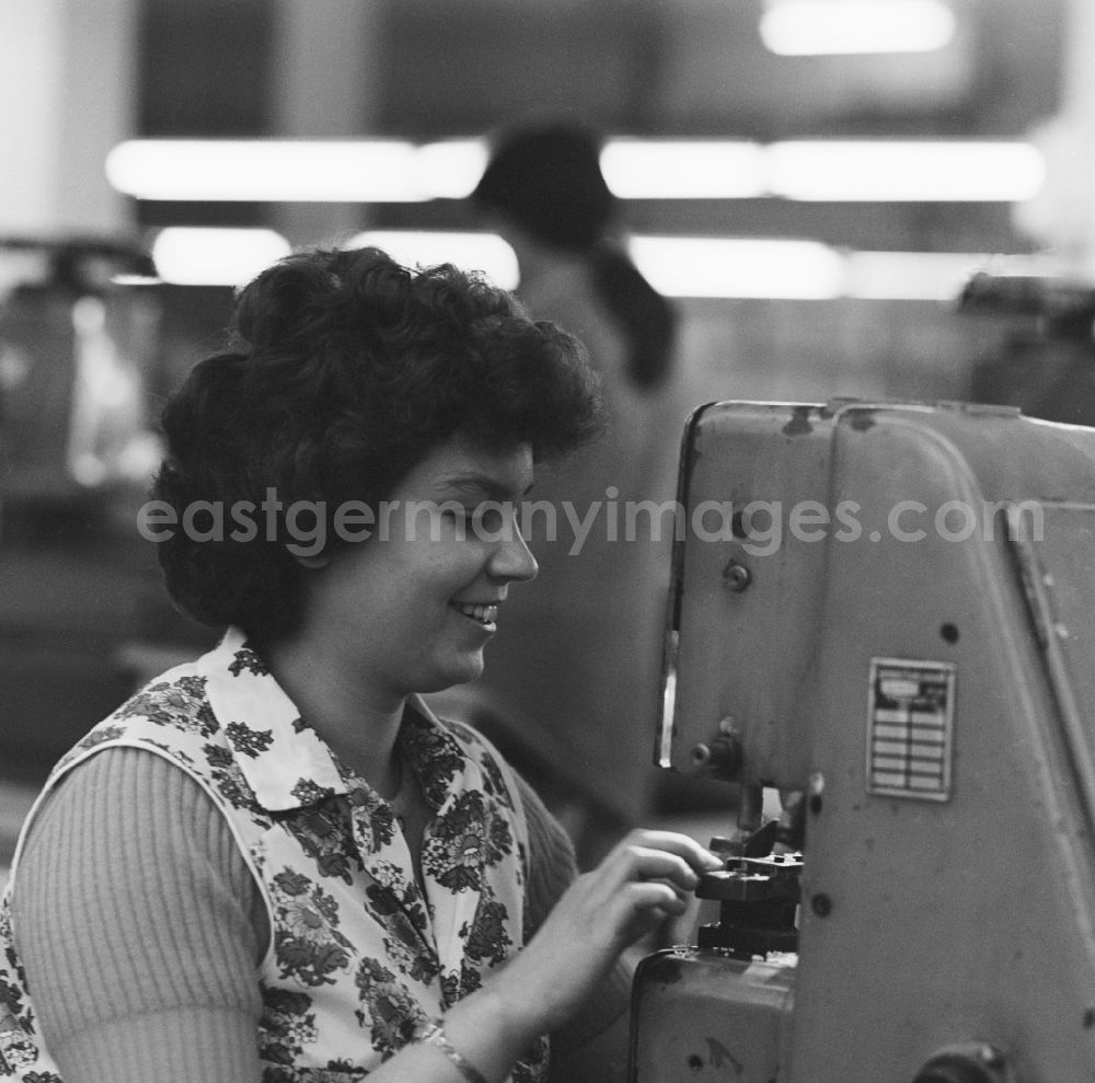 GDR photo archive: Weißenfels - Seamstress at VEB Kombinat Shoe White Rock in today's State of Saxony-Anhalt. Here at an industrial sewing machine company VEB combine TEXTIMA