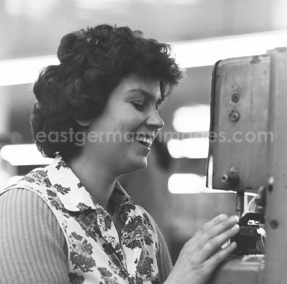 GDR picture archive: Weißenfels - Seamstress at VEB Kombinat Shoe White Rock in today's State of Saxony-Anhalt. Here at an industrial sewing machine company VEB combine TEXTIMA
