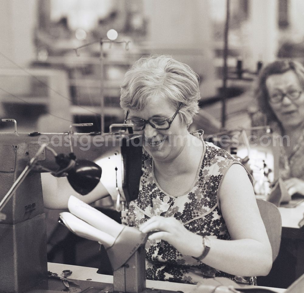 GDR image archive: Weißenfels - Seamstress at VEB Kombinat Shoe White Rock in today's State of Saxony-Anhalt. Here at an industrial sewing machine company VEB combine TEXTIMA