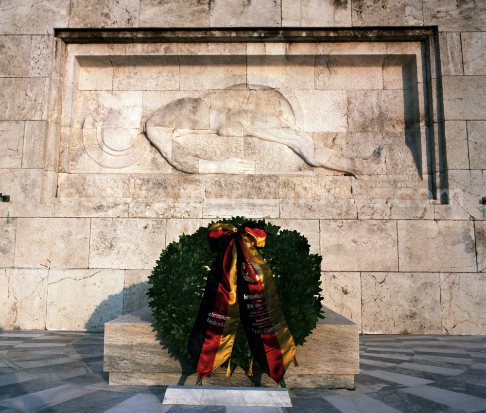 GDR picture archive: Athen - Deposited wreath on the grave of the Unknown Soldier in Athens, Greece. The GDR state and party leader Erich Honecker equips Greece a two-day state visit, here look at the grave of the unknown soldier after laying a wreath by Honecker on 11.1
