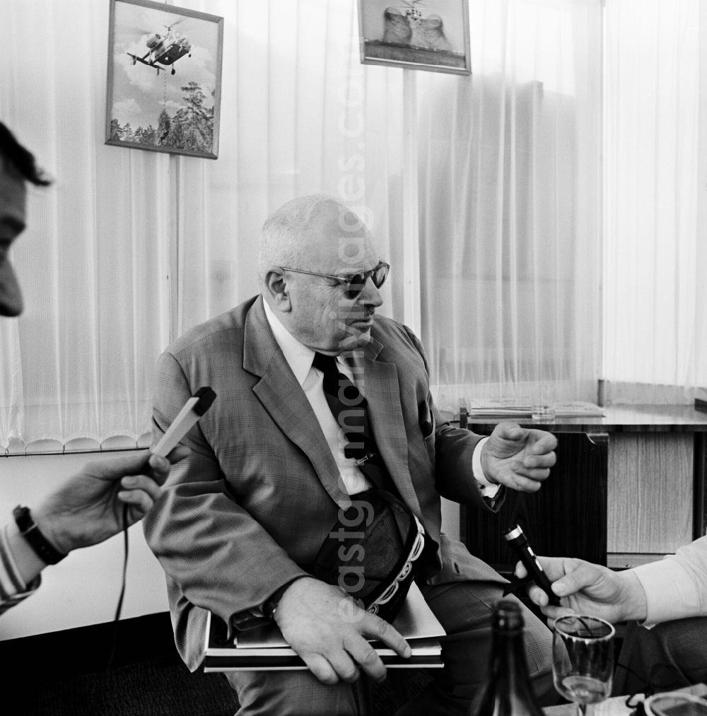 GDR image archive: Le Bourget - Nikolai Iljitsch Kamow, ehemaliger Chefkonstrukteur des sowjetischen / russischen Hubschrauberherstellers Kamow / Kamov bei der Paris Air Show auf dem Flugplatz Le Bourget.