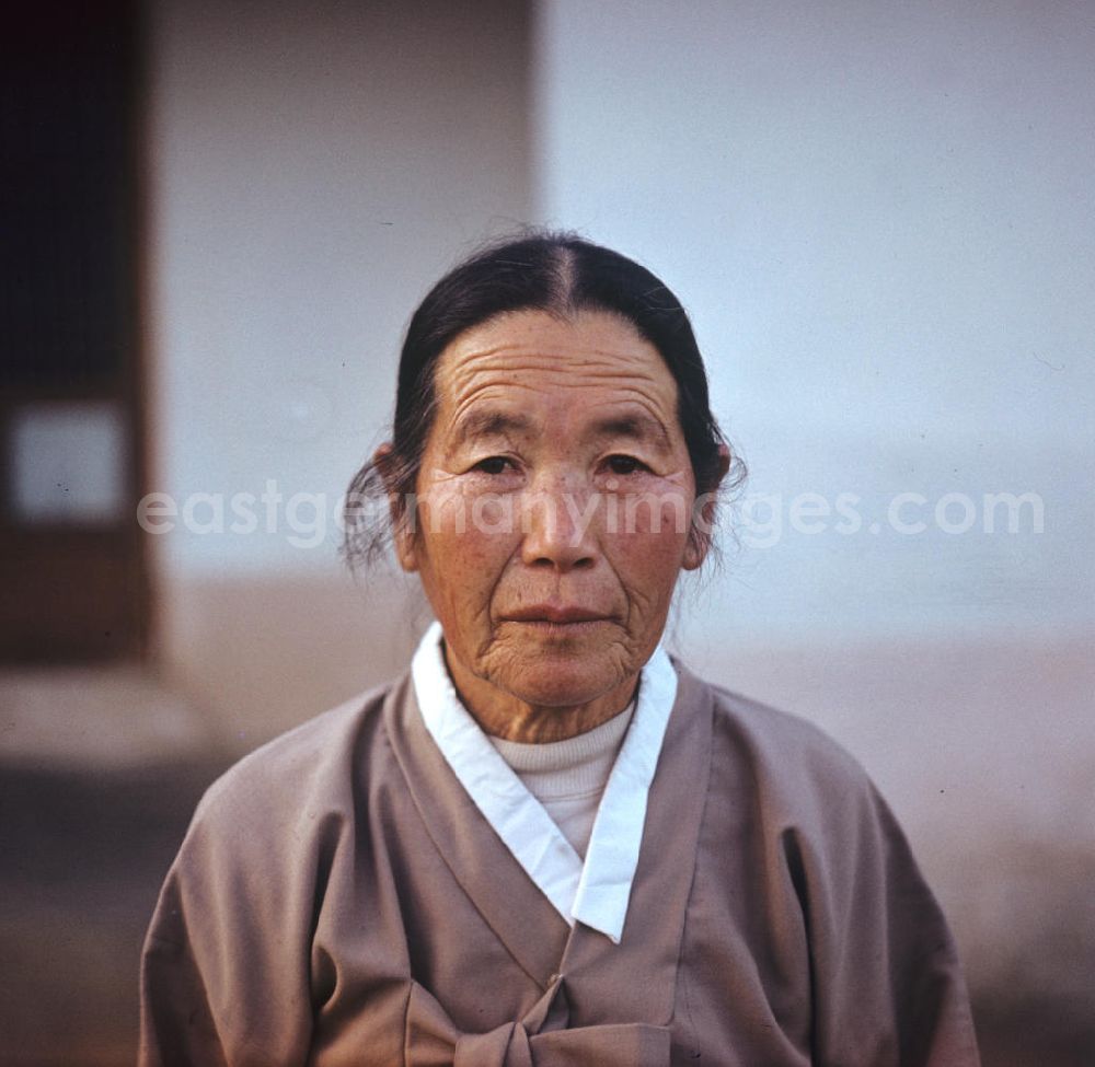 Hamhung: Porträt einer Frau in einem Dorf nahe der Hafenstadt Hamhung in der Koreanischen Demokratischen Volksrepublik KDVR.