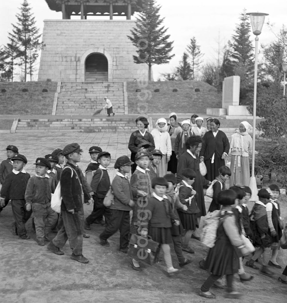 GDR image archive: Hamhung - Kinder laufen am historischen Kuchon Pavillon auf der Spitze des Tonghung-Hügels in der Hafenstadt Hamhung in der Koreanischen Demokratischen Volksrepublik KDVR - Nordkorea / Democratic People's Republic of Korea DPRK - North Korea.