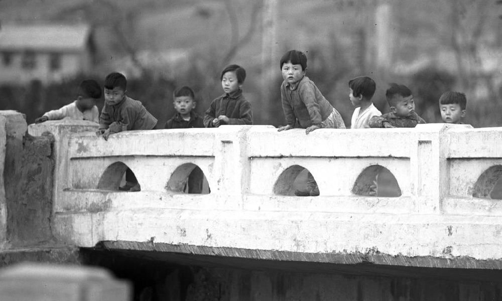 Hamhung: Kinder auf einer Brücke am Ufer des Japanischen Meeres an der Hafenstadt Hamhung in der Koreanischen Demokratischen Volksrepublik KDVR - Nordkorea / Democratic People's Republic of Korea DPRK - North Korea.