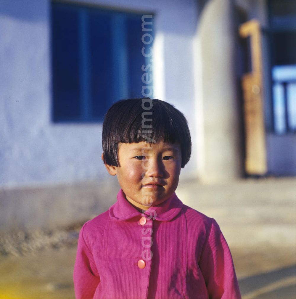 GDR picture archive: Hamhung - Porträt eines Mädchen in einem LPG-Kindergarten nahe der Hafenstadt Hamhung in der Koreanischen Demokratischen Volksrepublik KDVR.