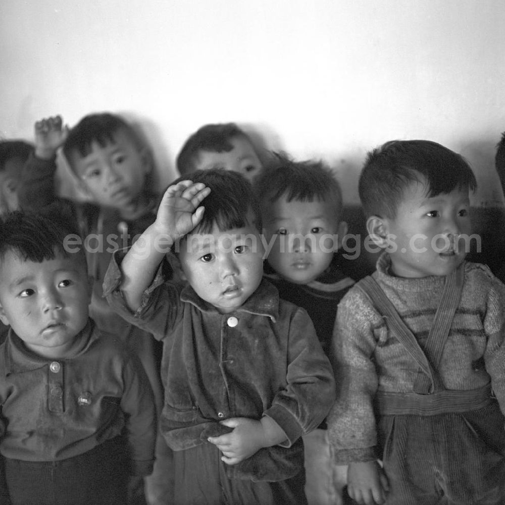 GDR photo archive: Hamhung - Kinder in einem LPG-Kindergarten nahe der Hafenstadt Hamhung in der Koreanischen Demokratischen Volksrepublik KDVR - Nordkorea / Democratic People's Republic of Korea DPRK - North Korea.