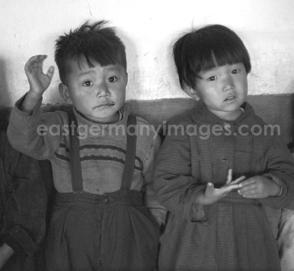 GDR picture archive: Hamhung - Kinder in einem LPG-Kindergarten nahe der Hafenstadt Hamhung in der Koreanischen Demokratischen Volksrepublik KDVR - Nordkorea / Democratic People's Republic of Korea DPRK - North Korea.