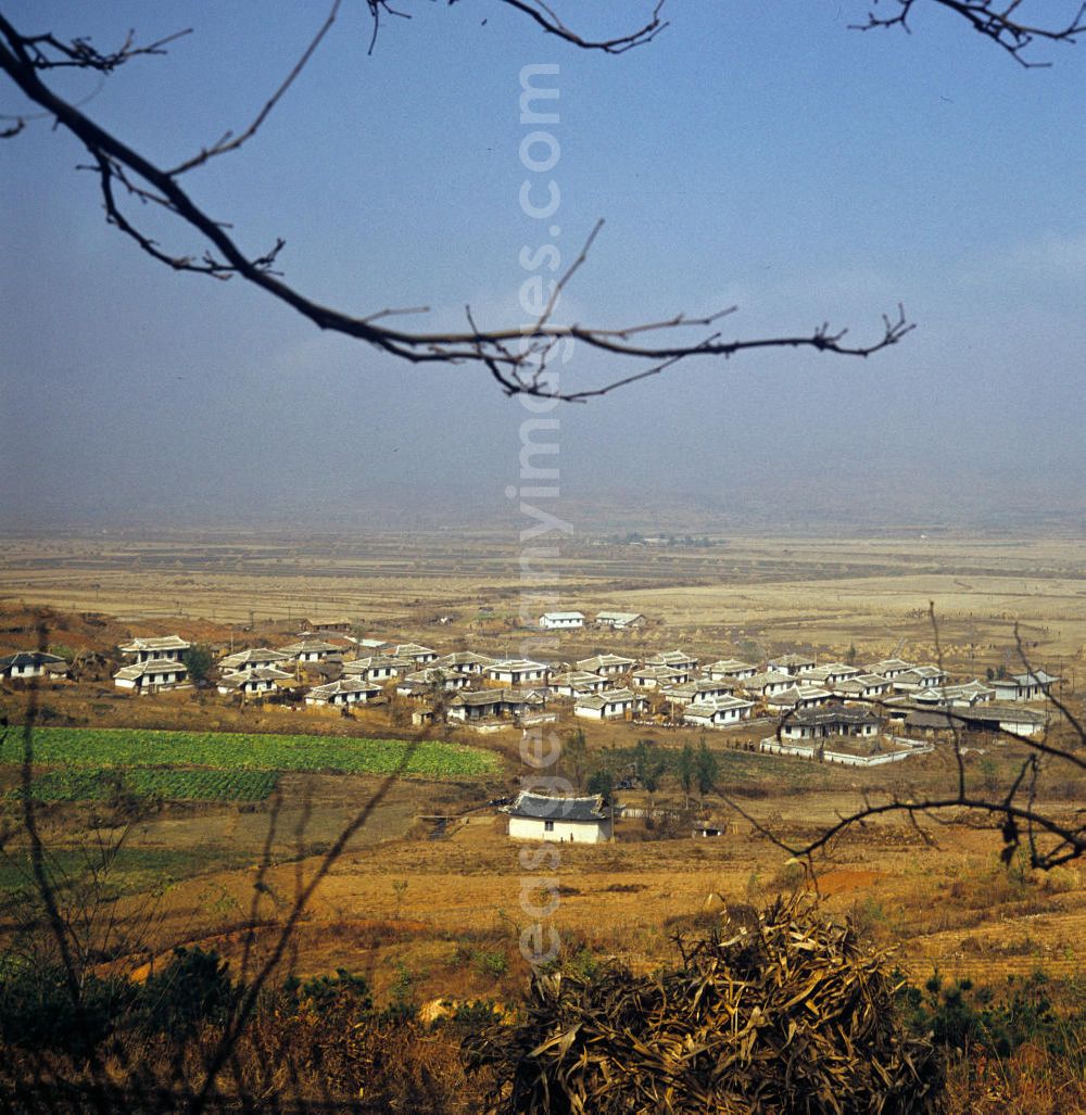 GDR image archive: Hamhung - Blick auf ein Dorf nahe der Hafenstadt Hamhung in der Koreanischen Demokratischen Volksrepublik KDVR.