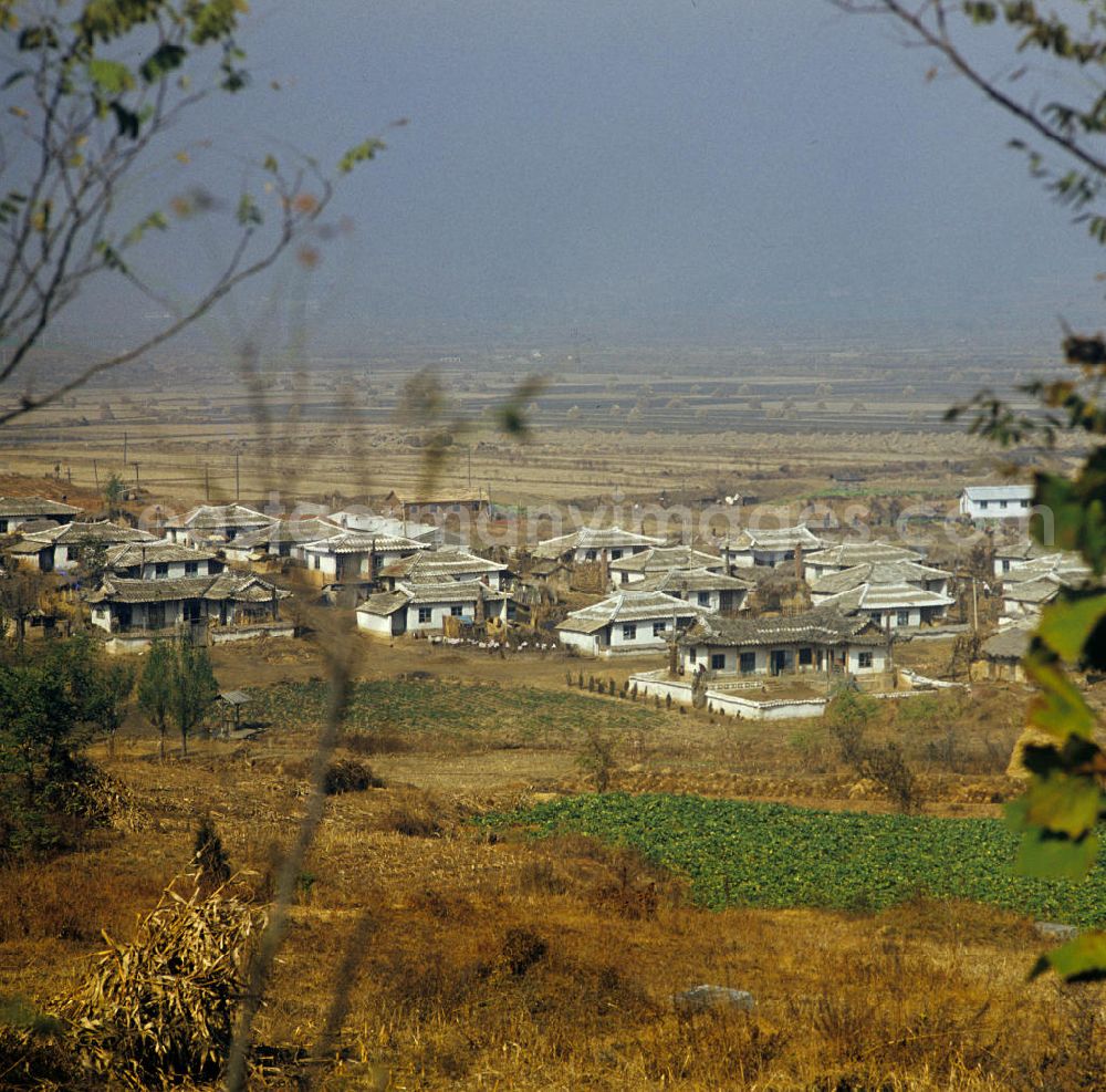 GDR photo archive: Hamhung - Blick auf ein Dorf nahe der Hafenstadt Hamhung in der Koreanischen Demokratischen Volksrepublik KDVR.