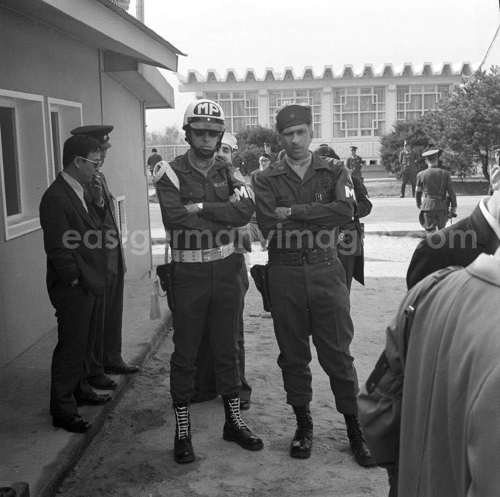 Panmunjom: Zur JSA (Joint Security Area) gehörende Angehörige der US-Army in Panmunjeom. Panmunjeom ist eine militärische Siedlung in der entmilitarisierten Zone zwischen Nord- und Südkorea und seit dem Waffenstillstandsabkommen 1953 das Hauptquartier der Military Armistice Commission (MAC), die die Einhaltung des Waffenstillstands überwacht. Seit den Gesprächen des Waffenstillstandskomitees des Roten Kreuzes im Herbst 1971 wurden in Panmunjeom Gespräche zwischen Nord- und Südkorea geführt, wobei vor allem das Thema der Familienzusammenführungen bzw. -treffen im Mittelpunkt stand. Es ist die einzige zollähnliche offene Grenzstelle, wo ohne Grenzübertretung am selben Tisch Verhandlungen und Gespräche stattfinden konnten.