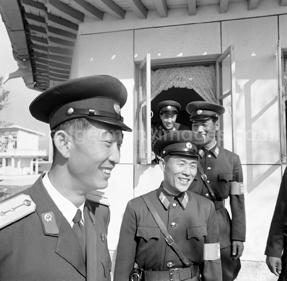Panmunjom: Nordkoreanische Offiziere in Panmunjeom (auch Joint Security Area JSA genannt). Panmunjeom ist eine militärische Siedlung in der entmilitarisierten Zone zwischen Nord- und Südkorea und seit dem Waffenstillstandsabkommen 1953 das Hauptquartier der Military Armistice Commission (MAC), die die Einhaltung des Waffenstillstands überwacht. Seit den Gesprächen des Waffenstillstandskomitees des Roten Kreuzes im Herbst 1971 wurden in Panmunjeom Gespräche zwischen Nord- und Südkorea geführt, wobei vor allem das Thema der Familienzusammenführungen bzw. -treffen im Mittelpunkt stand. Es ist die einzige zollähnliche offene Grenzstelle, wo ohne Grenzübertretung am selben Tisch Verhandlungen und Gespräche stattfinden konnten.