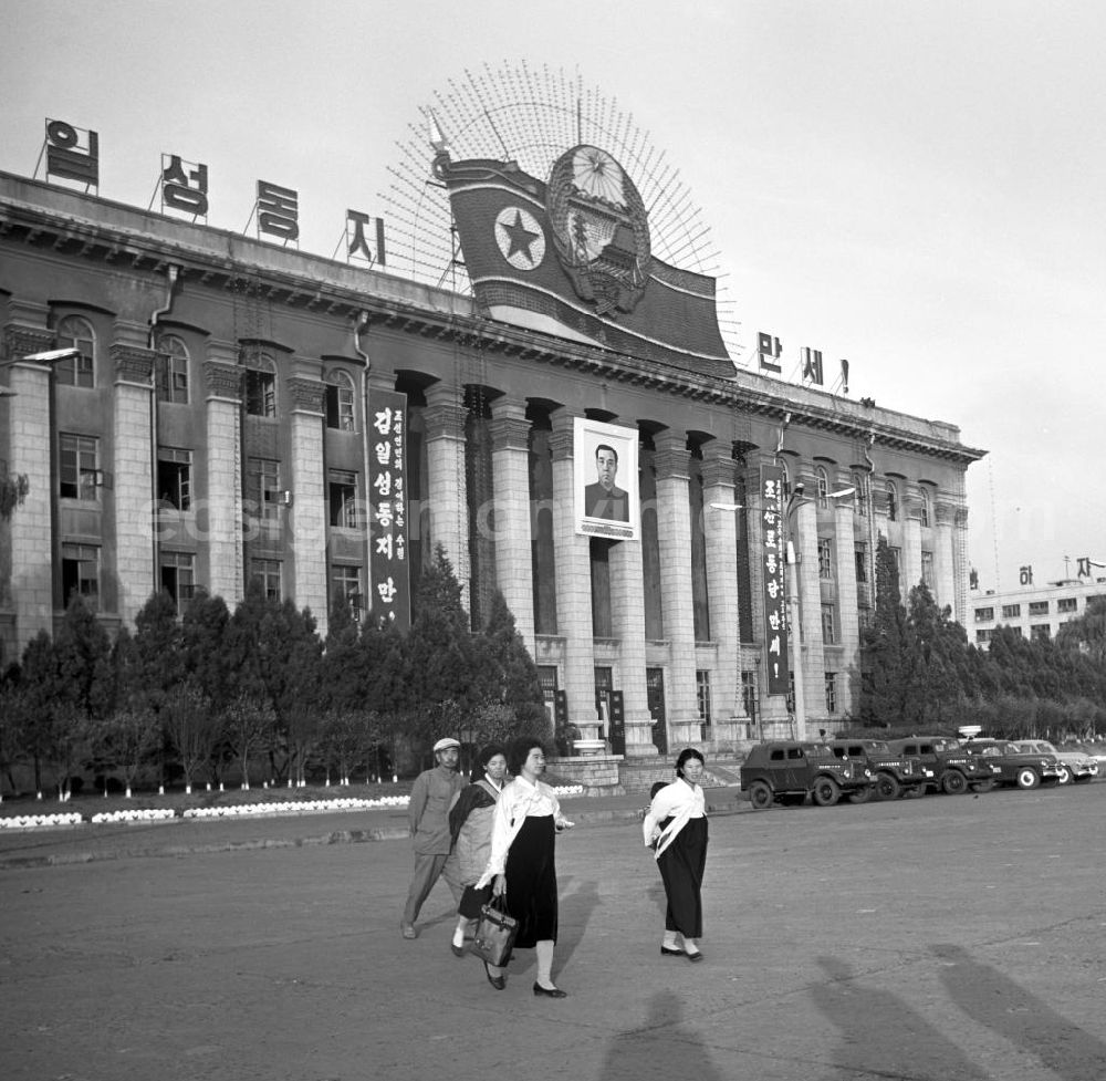 Pjöngjang: Blick auf das Historische Museum mit einem Bildnis des nordkoreanischen Machthabers Kim Il Sung am Kim Il Sung-Platz in Pjöngjang, der Hauptstadt der Koreanischen Demokratischen Volksrepublik KDVR - Nordkorea / Democratic People's Republic of Korea DPRK - North Korea. Der Platz war 1954 errichtet worden und dient noch heute als Aufmarschplatz kommunistischer Machtpräsentation.