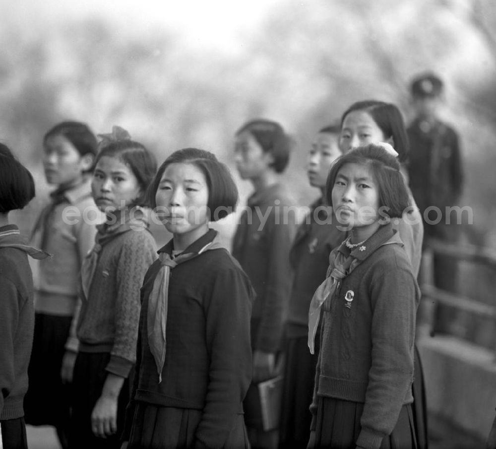 GDR photo archive: Pjöngjang - Pioniere stehen vor dem Pionierpalast in Pjöngjang, der Hauptstadt der Koreanischen Demokratischen Volksrepublik KDVR - Nordkorea / Democratic People's Republic of Korea DPRK - North Korea.