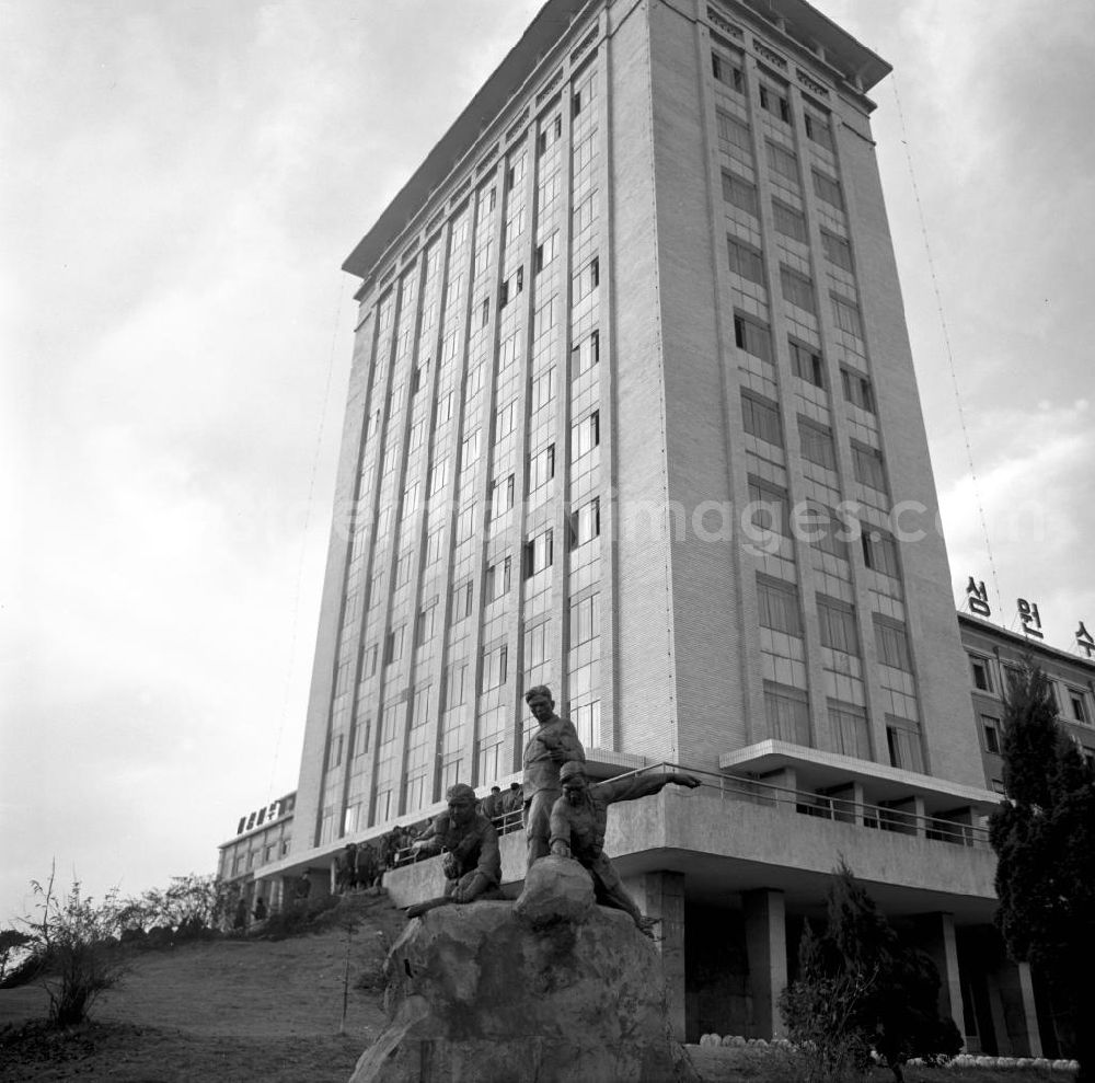GDR picture archive: Pjöngjang - Blick auf den Pionierpalast in Pjöngjang, der Hauptstadt der Koreanischen Demokratischen Volksrepublik KDVR - Nordkorea / Democratic People's Republic of Korea DPRK - North Korea.