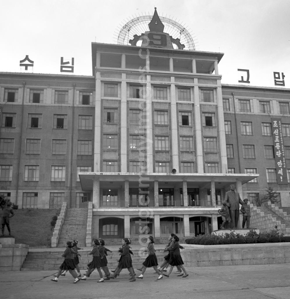 Pjöngjang: Eine Mädchengruppe in Uniform marschiert vor dem Pionierpalast in Pjöngjang, der Hauptstadt der Koreanischen Demokratischen Volksrepublik KDVR - Nordkorea / Democratic People's Republic of Korea DPRK - North Korea.