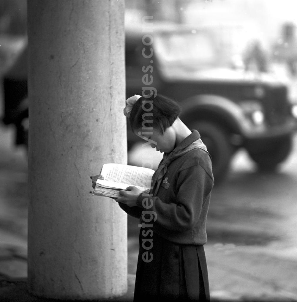 GDR photo archive: Pjöngjang - Lesendes Mädchen in Uniform an einer Straße in Pjöngjang, der Hauptstadt der Koreanischen Demokratischen Volksrepublik KDVR - Nordkorea / Democratic People's Republic of Korea DPRK - North Korea.