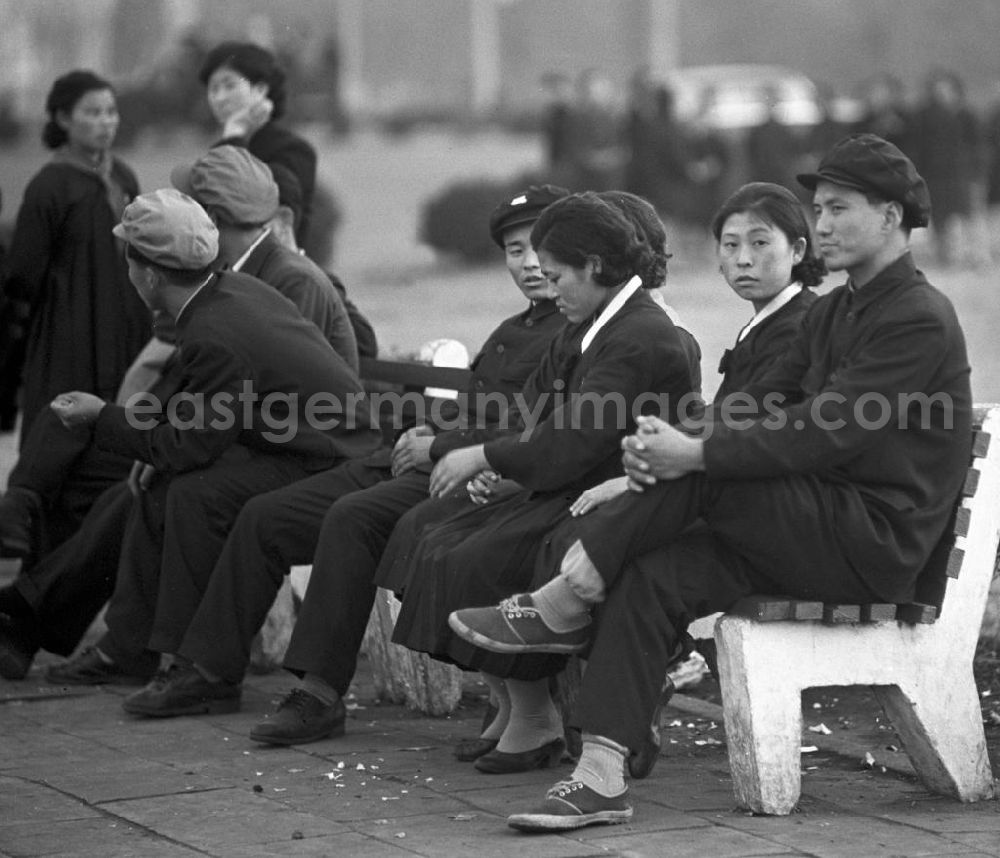 GDR picture archive: Pjöngjang - Straßenszene in Pjöngjang, der Hauptstadt der Koreanischen Demokratischen Volksrepublik KDVR - Nordkorea / Democratic People's Republic of Korea DPRK - North Korea.