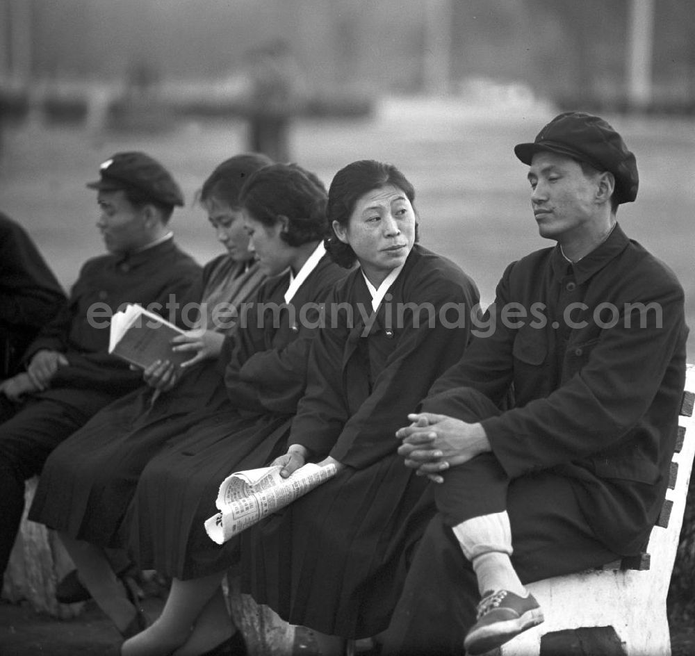 GDR image archive: Pjöngjang - Straßenszene in Pjöngjang, der Hauptstadt der Koreanischen Demokratischen Volksrepublik KDVR - Nordkorea / Democratic People's Republic of Korea DPRK - North Korea.