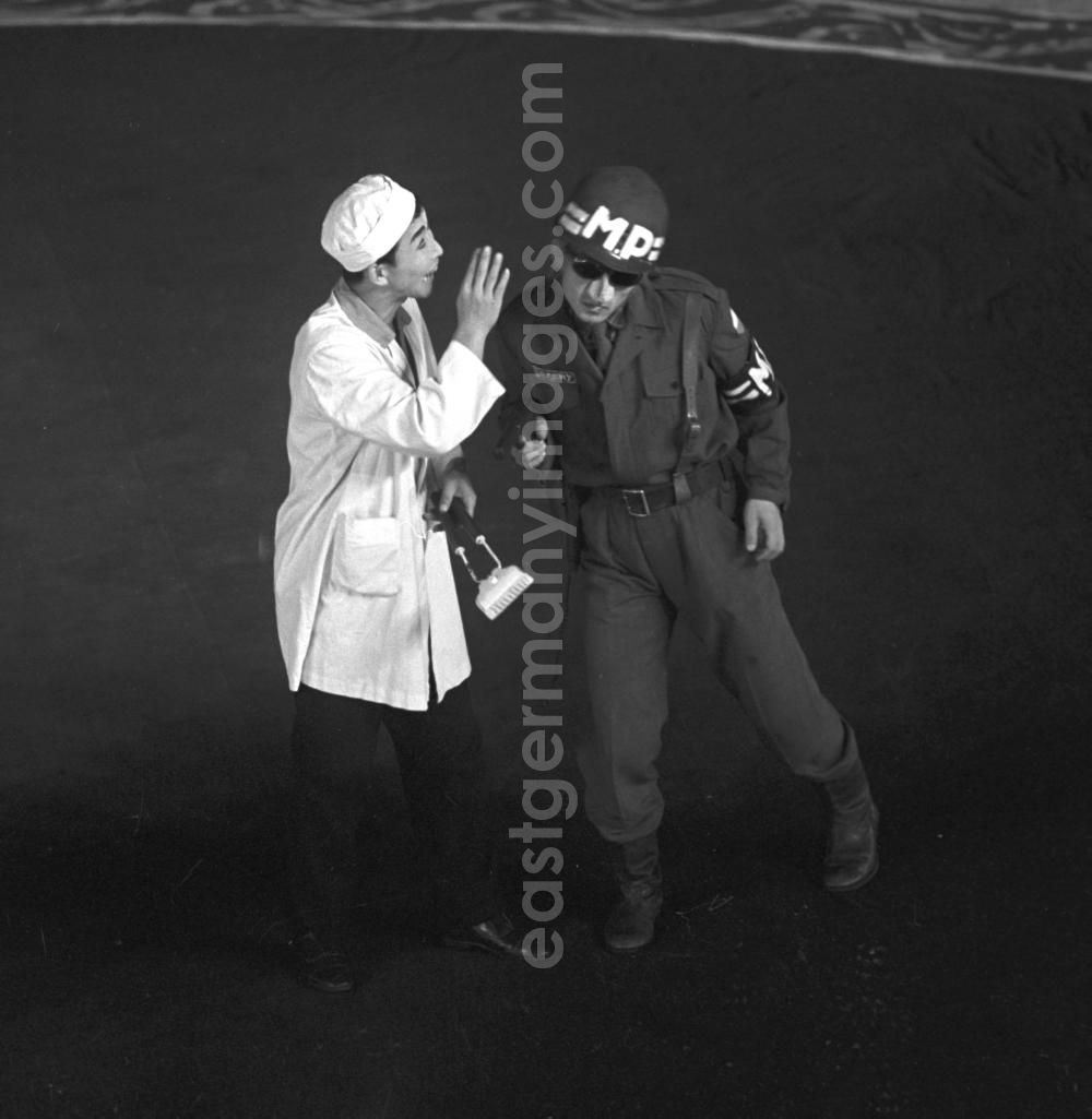 GDR photo archive: Pjöngjang - In einem Zirkus in Pjöngjang, der Hauptstadt der Koreanischen Demokratischen Volksrepublik KDVR - Nordkorea / Democratic People's Republic of Korea DPRK - North Korea, wird in einer Aufführung die USA in Gestalt eines US-amerikanischen Militärpolizisten karikiert.