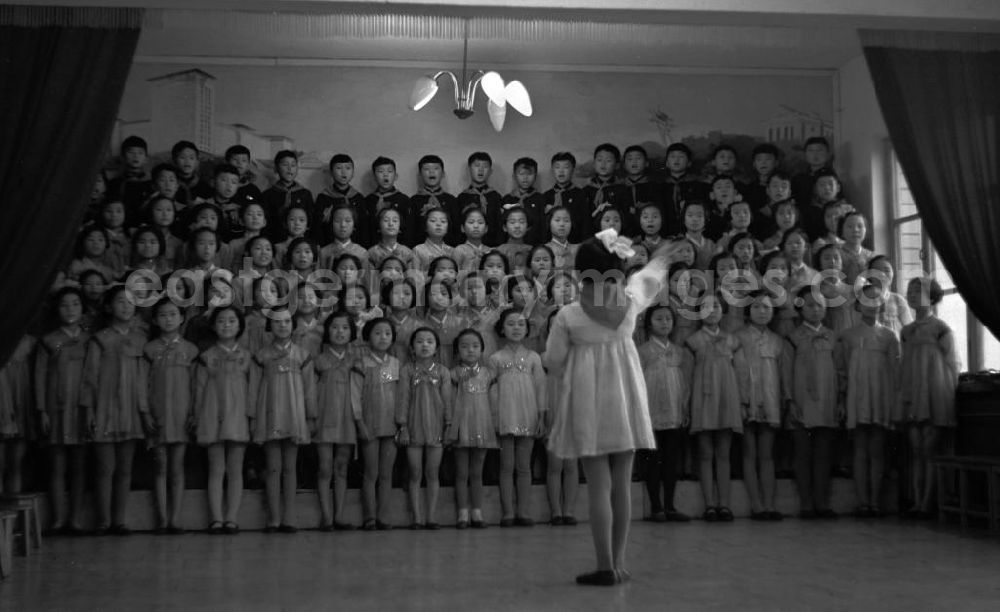 GDR image archive: Pjöngjang - Konzert in einer Schule in Pjöngjang, der Hauptstadt der Koreanischen Demokratischen Volksrepublik KDVR - Nordkorea / Democratic People's Republic of Korea DPRK - North Korea.