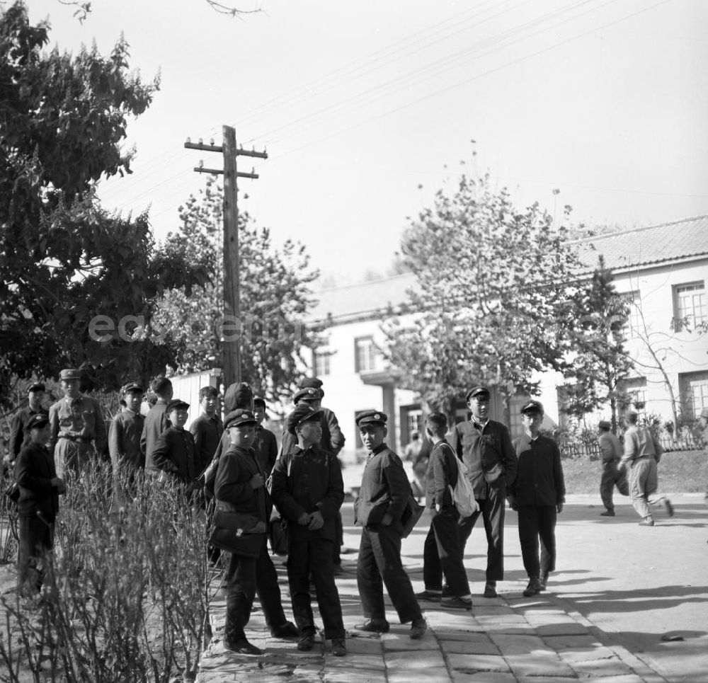 Sinchon: Jungen in Uniform stehen vor einem Gebäude des Sinchon-Museum über US-Amerikanische Kriegsverbrechen in der der Koreanischen Demokratischen Volksrepublik KDVR - Nordkorea / Democratic People's Republic of Korea DPRK - North Korea.