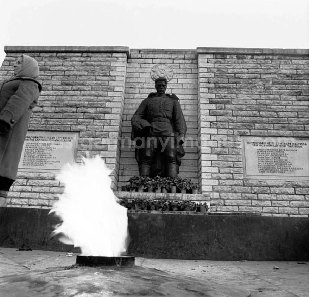 GDR image archive: Tallinn / Estland - November 1966 Tallinn: Denkmal der gefallenen sowjetischen Soldaten mit Ewiger Flamme Sehenswürdigkeiten (Uhr, Kathedrale)