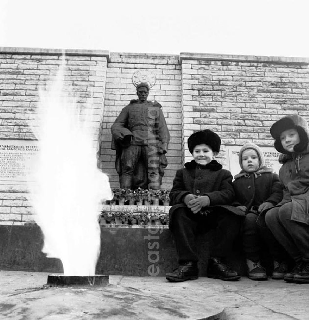GDR photo archive: Tallinn / Estland - November 1966 Tallinn: Denkmal der gefallenen sowjetischen Soldaten mit Ewiger Flamme Sehenswürdigkeiten (Uhr, Kathedrale)