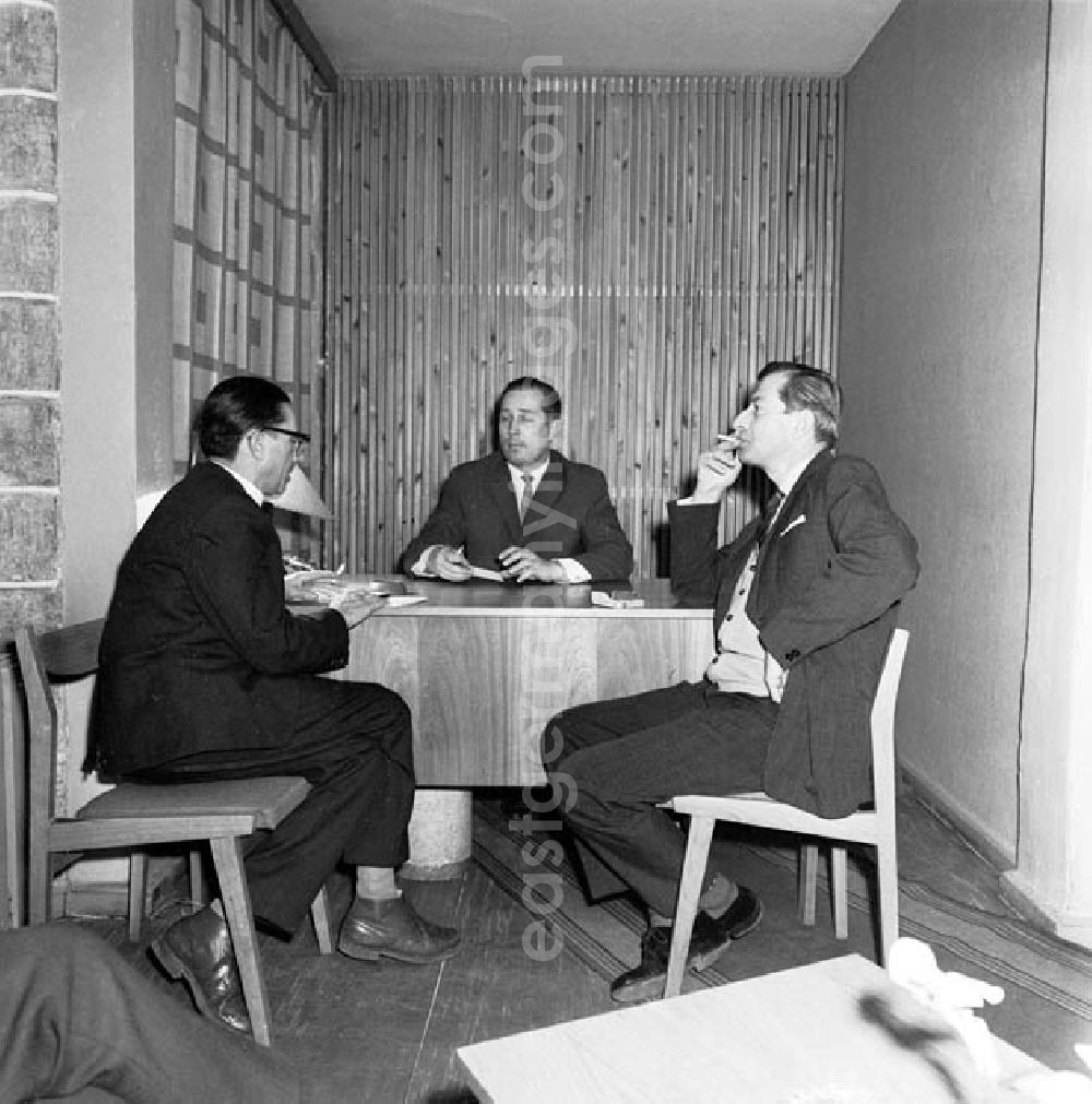 GDR picture archive: Tallinn / Estland - November 1966 Tallinn: Interview mit dem stellvertretenden Bürgermeister Rein Ristlan und dem Architekten Istvan Bruns