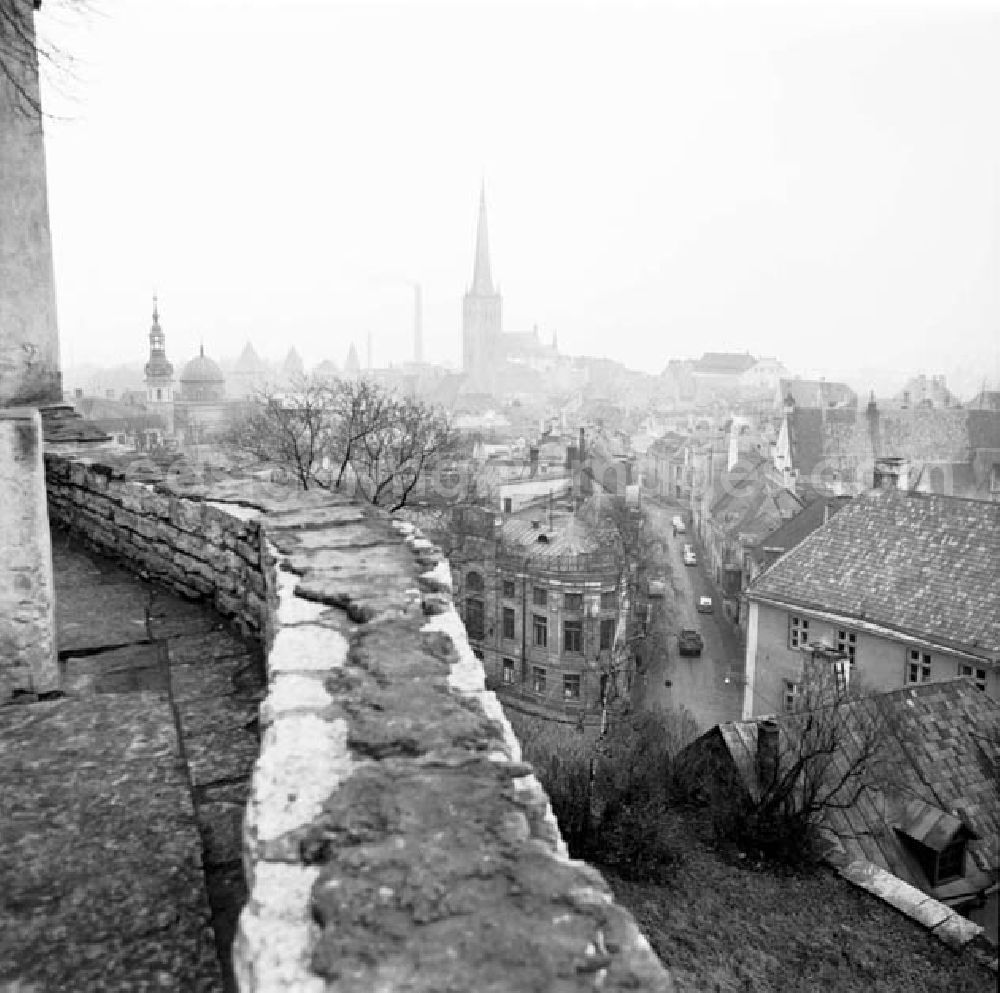 GDR image archive: Tallinn / Estland - November 1966 Tallinn: Panorama vom Domberg Blick auf die alte Stadtmaueraus dem 14.Jahrhundert