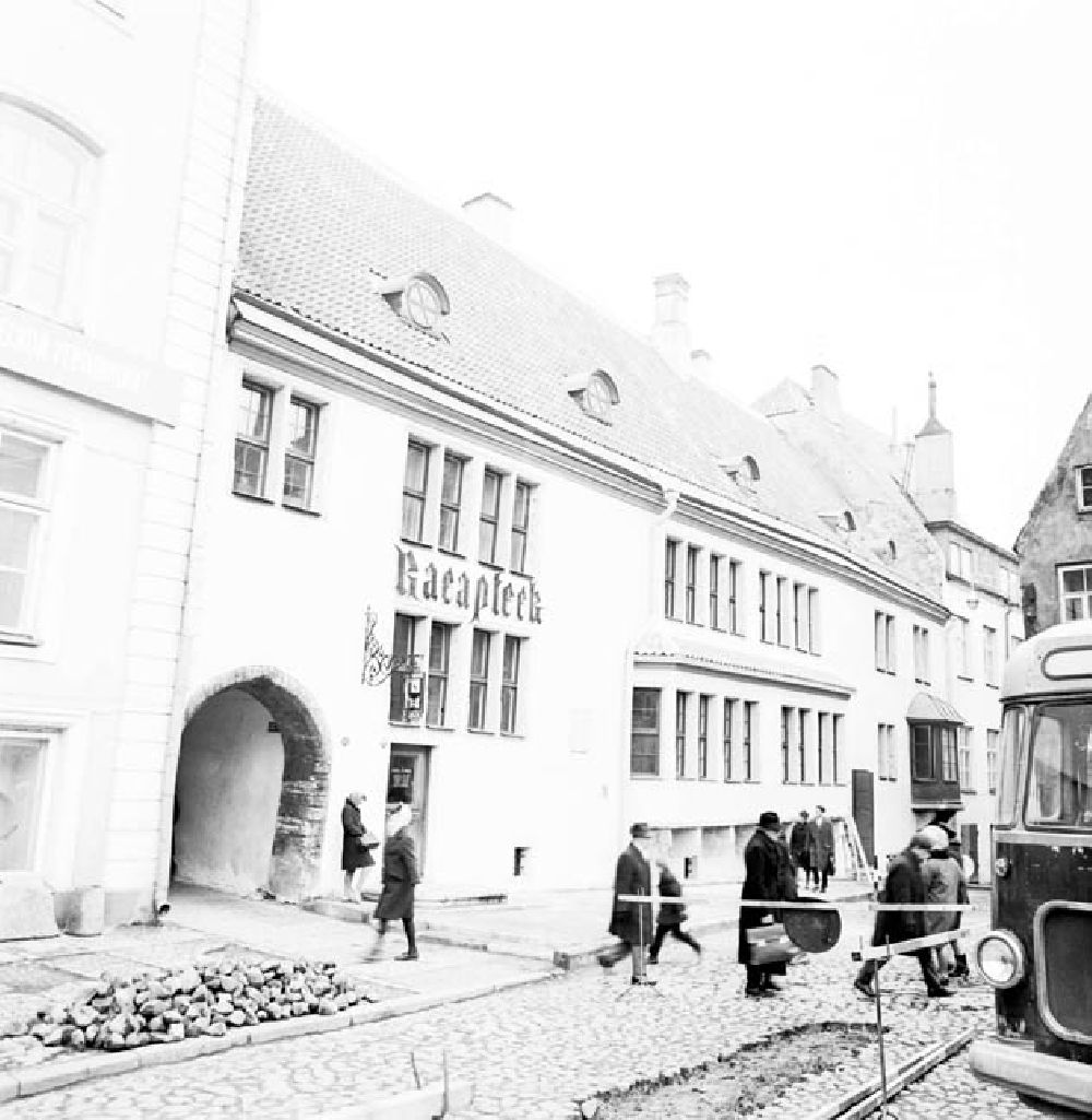 GDR picture archive: Tallinn / Estland - November 1966 Tallinn: Sehenswürdigkeiten (Stadttor, Königsgarten, Rathaus, älteste Apotheke Europas, Große Gilde)